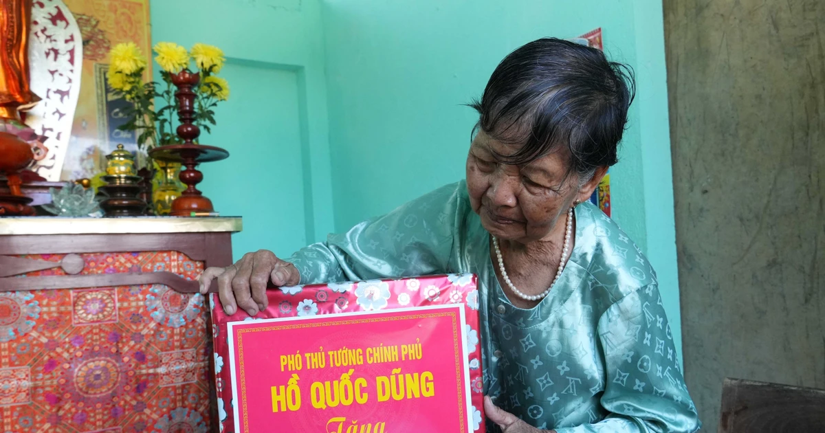 Une femme sinistrée reconnaissante de l'assistance portée par le Parti, l'État et les forces armées afin de surmonter les conséquences des intempéries. Photo : VNA.