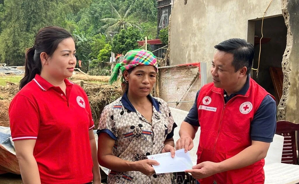 Le Comité central de la Croix-Rouge vietnamienne fournit une aide d'urgence aux personnes touchées par le typhon Matmo à Lao Cai. Photo: VNA
