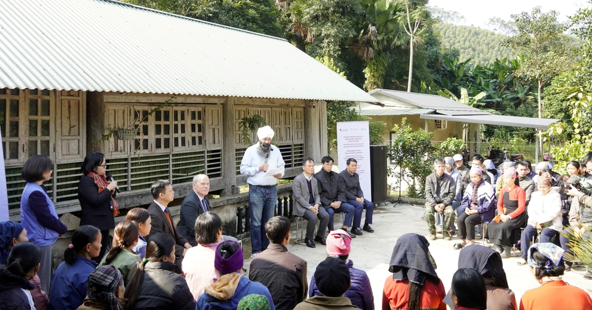Le secrétaire d’État canadien chargé du Développement international, Randeep Sarai, discute avec les bénéficiaires du projet de la restauration de la production agricole après les catastrophes naturelles. Photo : baolaocai.vn 