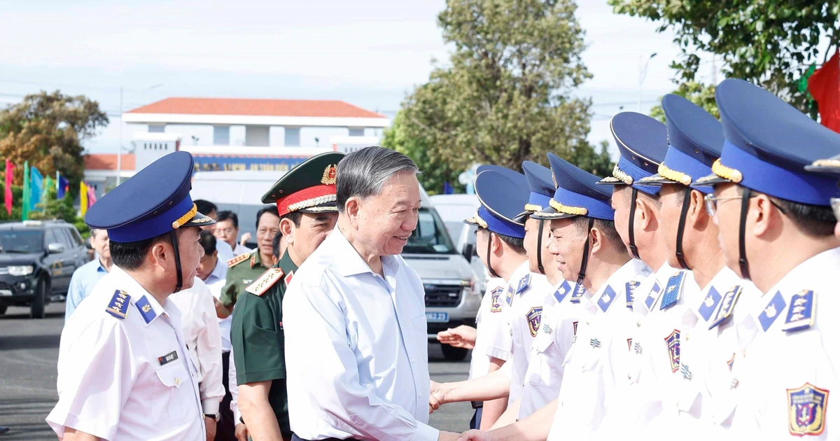 Le secrétaire général du Parti, Tô Lâm, secrétaire de la Commission militaire centrale, accompagné d’une délégation de haut rang, a effectué le 20 novembre une visite de travail au Commandement de la Région 4 de la Garde-côte du ministère de la Défense. Photo : VNA