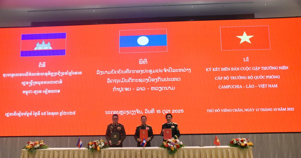 Les ministres de la Défense du Vietnam, du Laos et du Cambodge signent le compte rendu de leur réunion annuelle à Vientiane, le 15 octobre. (Photo : VNA)