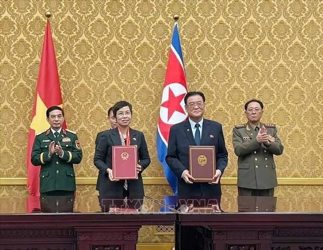 La directrice générale de la VNA, Vu Viet Trang, et le président de la KCNA, Kim Pyong Ho. Photo : VNA 