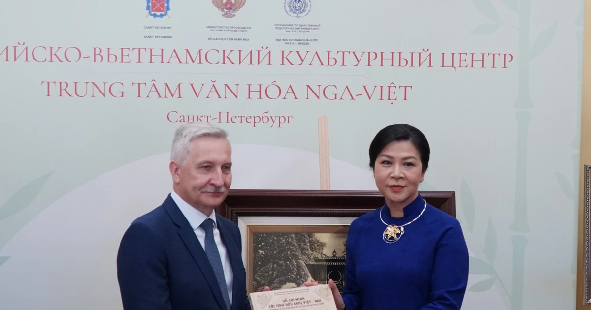 Mme Ngo Phuong Ly, épouse du secrétaire général du Parti communiste du Vietnam To Lam, remet un cadeau de souvenir au représentant du Centre culturel russo-vietnamien à Saint-Pétersbourg. Photo : VNA. 
