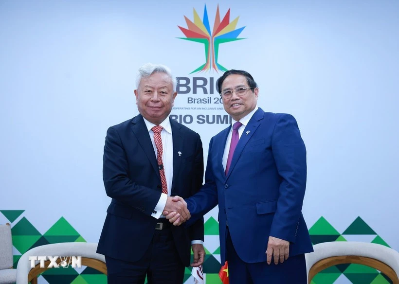 Le Premier ministre Pham Minh Chinh (droite) rencontre le président de la BAII, Jin Liqun. Photo: VNA.