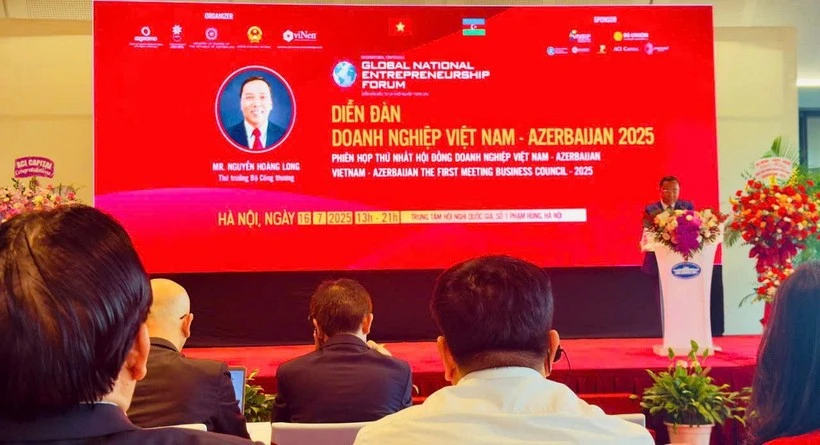 Le vice-ministre vietnamien de l'Industrie et du Commerce, Nguyen Hoang Long, s'exprime au Forum. Photo: VNA 