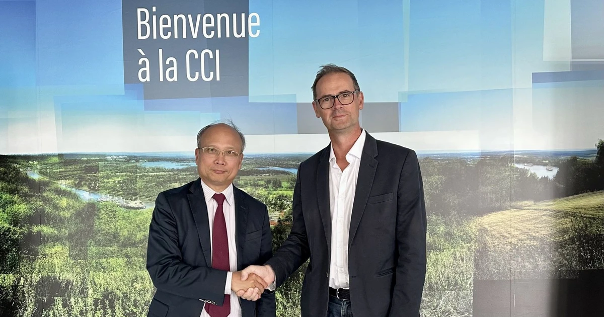 L'ambassadeur du Vietnam en France, Dinh Toan Thang (gauche) et le président de la CCI Normandie, Vincent Laudat. Photo : VNA. 