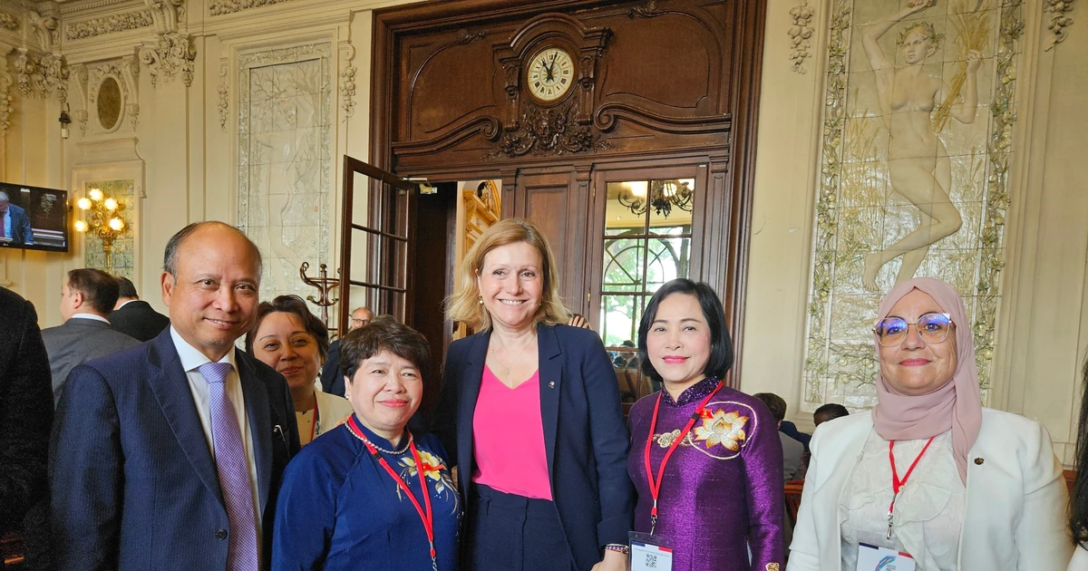 La vice-présidente de l'Assemblée nationale du Vietnam, Nguyen Thi Thanh (2e, droite), rencontre la présidente de l'Assemblée nationale française, Yaël Braun-Pivet (au milieu). Photo: VNA