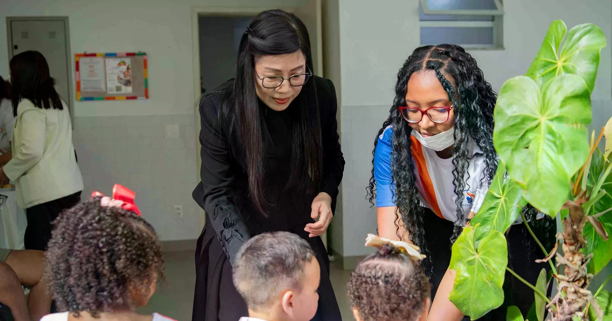 L'épouse du Premier ministre vietnamien, Mme Le Thi Bich Tran, visite le centre social Dona Meca. Photo : VNA.