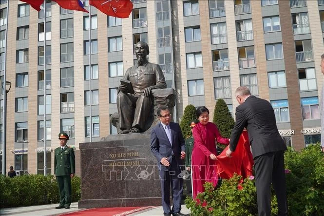 Mme Ngô Phuong Ly, épouse du secrétaire général du Parti communiste du Vietnam, et le gouverneur de Saint-Pétersbourg, Aleksandr Beglov, dévoilent la plaque nominative de la Place. Photo: VNA 