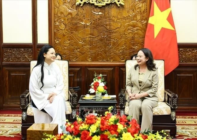 La vice-présidente Vo Thi Anh Xuan (droite) reçoit Mme Amanda Nguyen. Photo : VNA.