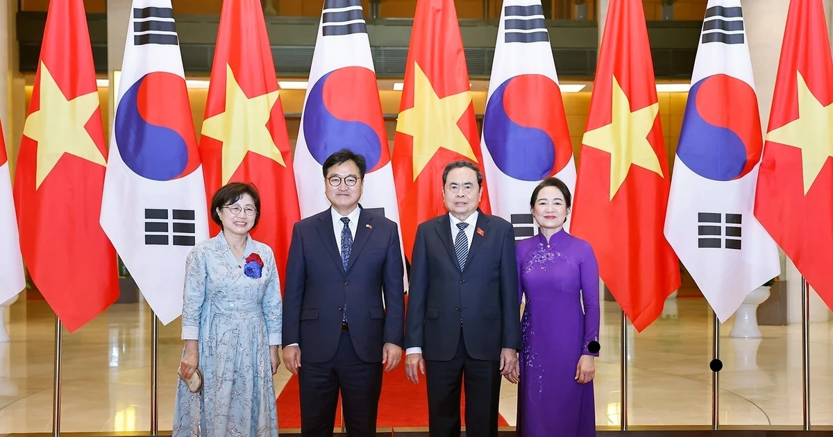 Le président de l'Assemblée nationale, Trân Thanh Mân, et son épouse président la cérémonie d'accueil du président de l'AN sud-coréenne, Woo Won Shik, et de son épouse, en visite officielle au Vietnam. Photo : VNA.