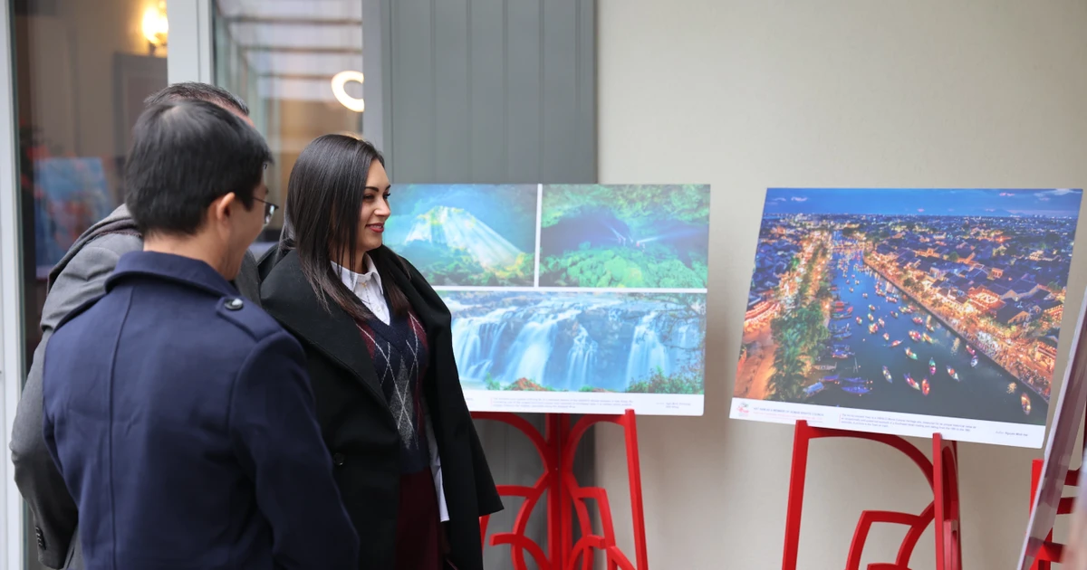 Des amis internationaux admirent les photos exposées. Photo : VNA.