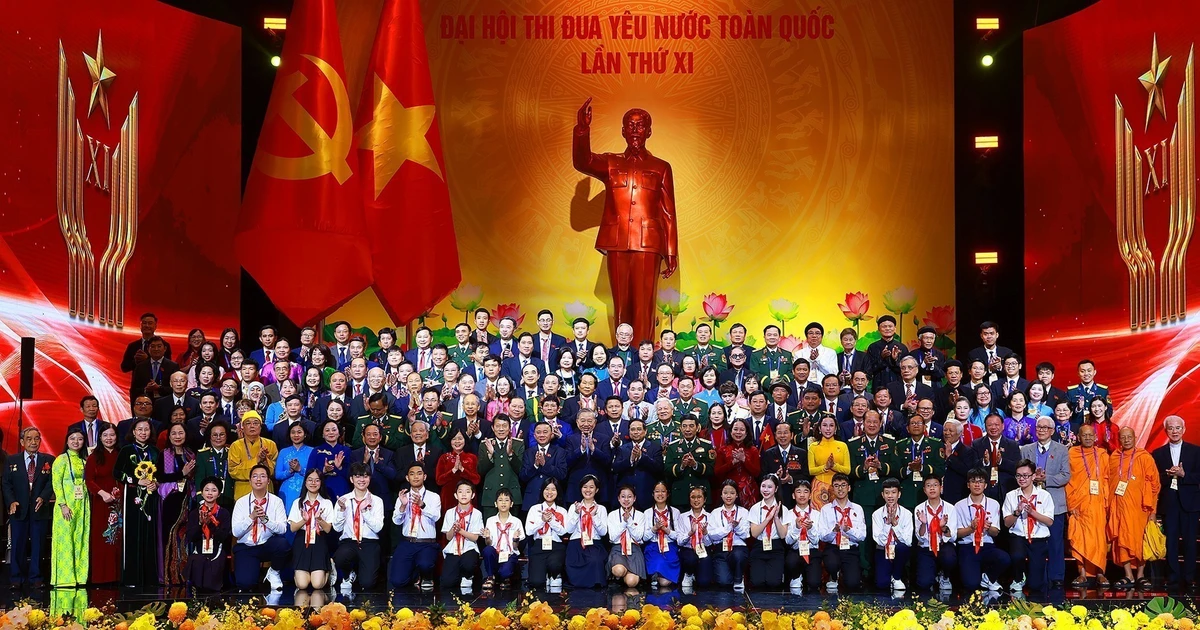 Le secrétaire général Tô Lâm, le président de la République Luong Cuong et le Premier ministre vietnamien Pham Minh Chinh, ainsi que de nombreux délégués, au XIe Congrès national d’émulation patriotique. Photo : VNA. 