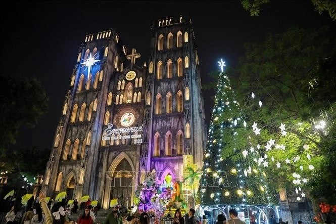 Située à l'ouest du lac Hoan Kiem, la cathédrale Saint-Joseph de Hanoï 9capitale vietnamienne) est décorée pour accueillir Noël 2025. Photo : VNA. 