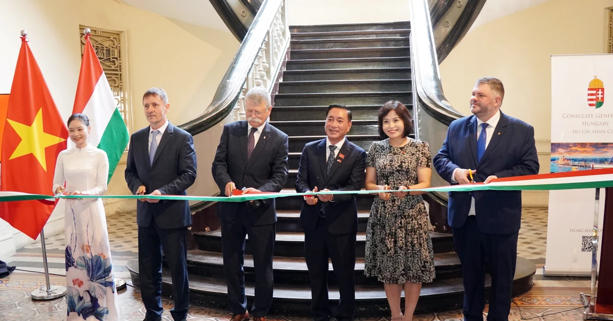 Le président de l'AN de Hongrie Kövér László (3e de gauche à droite) coupe le ruban d'inauguration de l'exposition photographique sur Ho Chi Minh-Ville. Photo : VNA. 