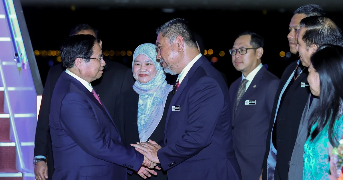 À son arrivée à l'aéroport international de Kuala Lumpur, le Premier ministre vietnamien Pham Minh Chinh (à gauche) a été accueilli par la ministre malaisienne de l'Éducation, Fadhlina Sidek et l'ambassadeur de Malaisie au Vietnam, Dato' Tan Yang Thai. Photo : baochinhphu.vn