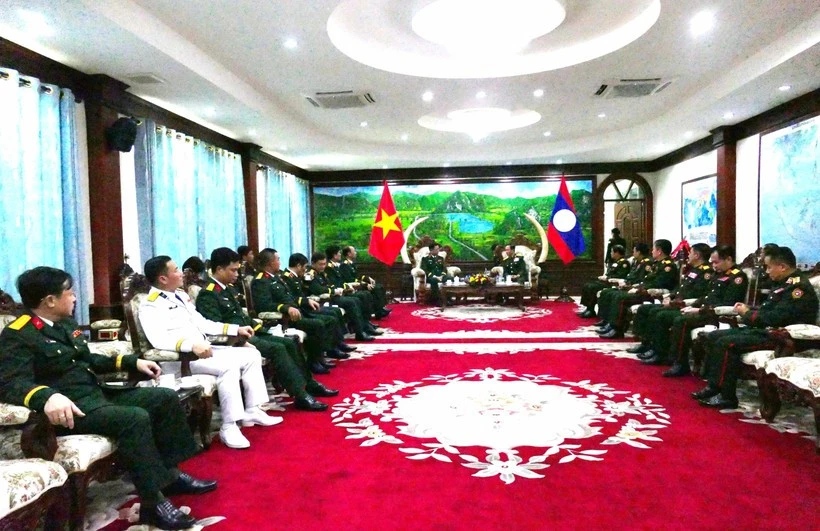 Le général de corps d'armée Nguyên Truong Thang, vice-ministre de la Défense a rendu une visite de courtoisie au ministre lao de la Défense nationale, le général de corps d'armée Khamliang Outhakaysone, à Vientiane le 20 novembre. Photo : VNA