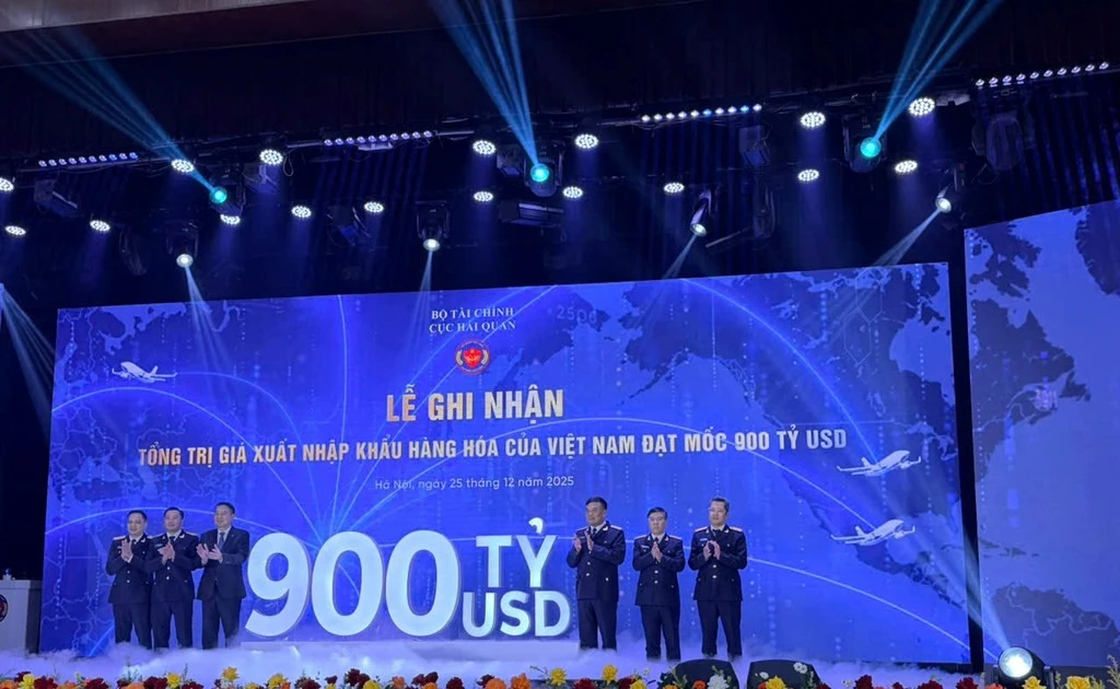 Cérémonie marquant le franchissement du cap historique des 900 milliards de dollars du commerce extérieur vietnamien. Photo : VNA. 