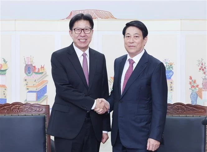 Le président Luong Cuong (droite) rencontre Park Heong Joon, maire de la ville de Busan. Photo : VNA.