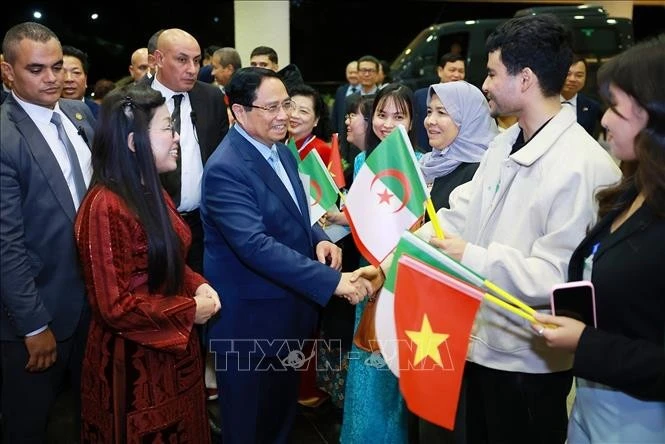 Le Premier ministre Pham Minh Chinh et son épouse rencontrent la communauté vietnamienne en Algérie. Photo: VNA 
