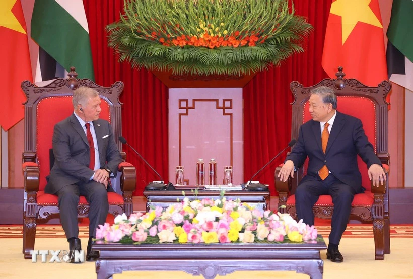 Le roi de Jordanie Abdullah II Ibn Al Hussein rencontre le secrétaire général du Parti communiste du Vietnam, To Lam (droite). Photo : VNA.