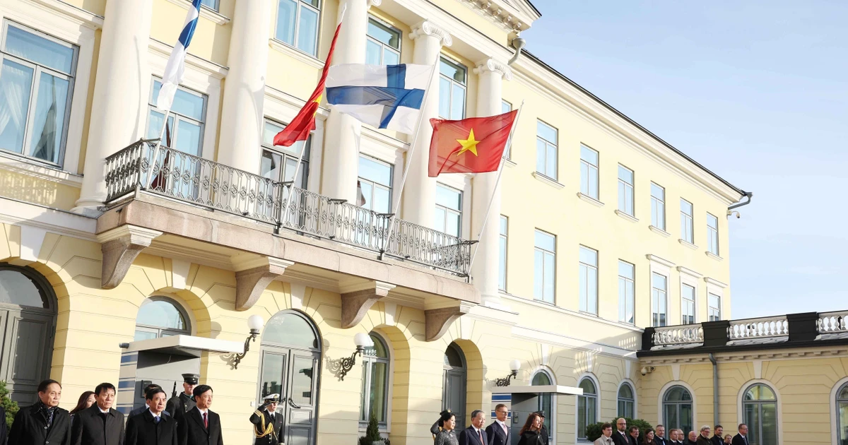 Le président de la République de Finlande, Alexander Stubb, et son épouse président la cérémonie d'accueil officielle du secrétaire général du PCV To Lam et de son épouse le 21 octobre 2025. Photo : VNA.