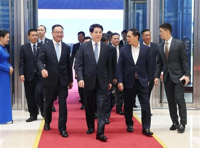 Le président Luong Cuong inspecte les préparatifs de la cérémonie d’ouverture à la signature et de la conférence de haut niveau de la Convention des Nations Unies contre la cybercriminalité. Photo : VNA. 