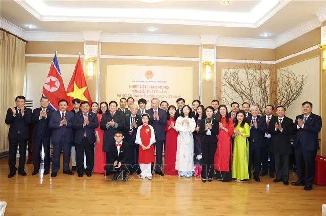 Le secrétaire général du Parti To Lam et le personnel de l'ambassade du Vietnam à Pyongyang. Photo : VNA. 