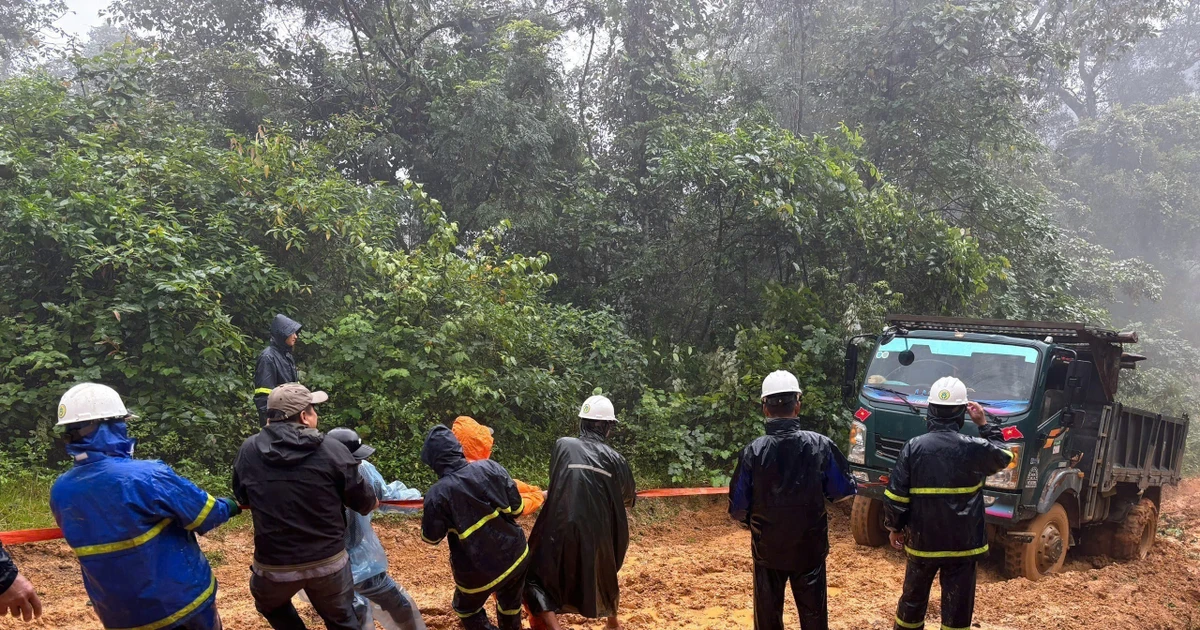 Des ouvriers de la Compagnie d’électricité de Quang Tri surmontent les difficultés pour rétablir l’alimentation électrique dans les villages enclavés avant le 15 décembre. Photo : VNA.