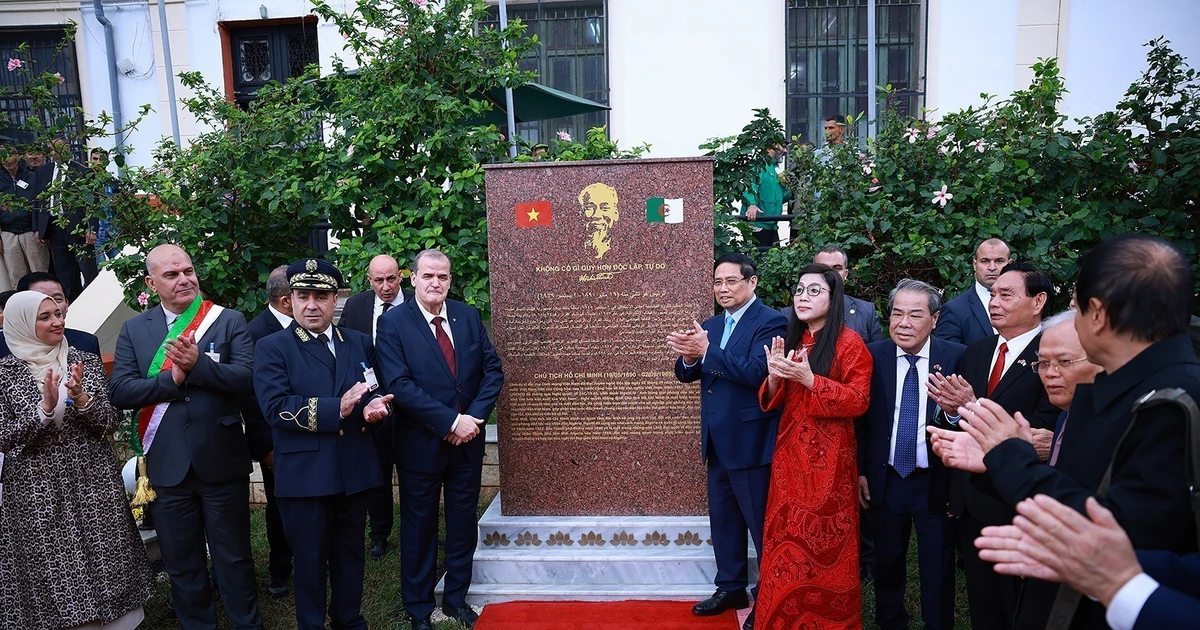 Le Premier ministre Pham Minh Chinh et son épouse assistent à l'inauguration de la stèle commémorative du Président Ho Chi Minh en Algérie. Photo : VNA.