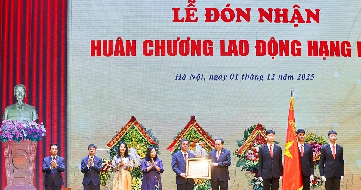 La Maison d'édition Politique nationale - Vérité se voir décerner l'Ordre du Travail de première classe. Photo: VNA 