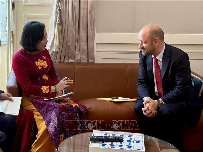 La vice-présidente de l’Assemblée nationale du Vietnam, Nguyen Thi Thanh, et le vice-président du Sénat, Loïc Hervé. Photo : VNA.