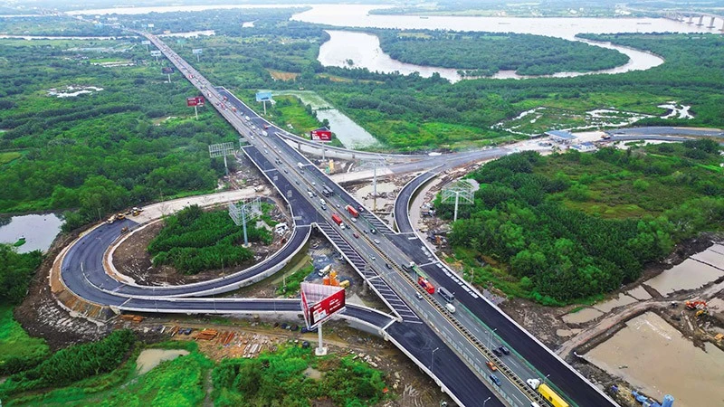 Projet clé d'extension de l'autoroute Ho Chi Minh-Ville-Long Thanh. Photo : VNA. 