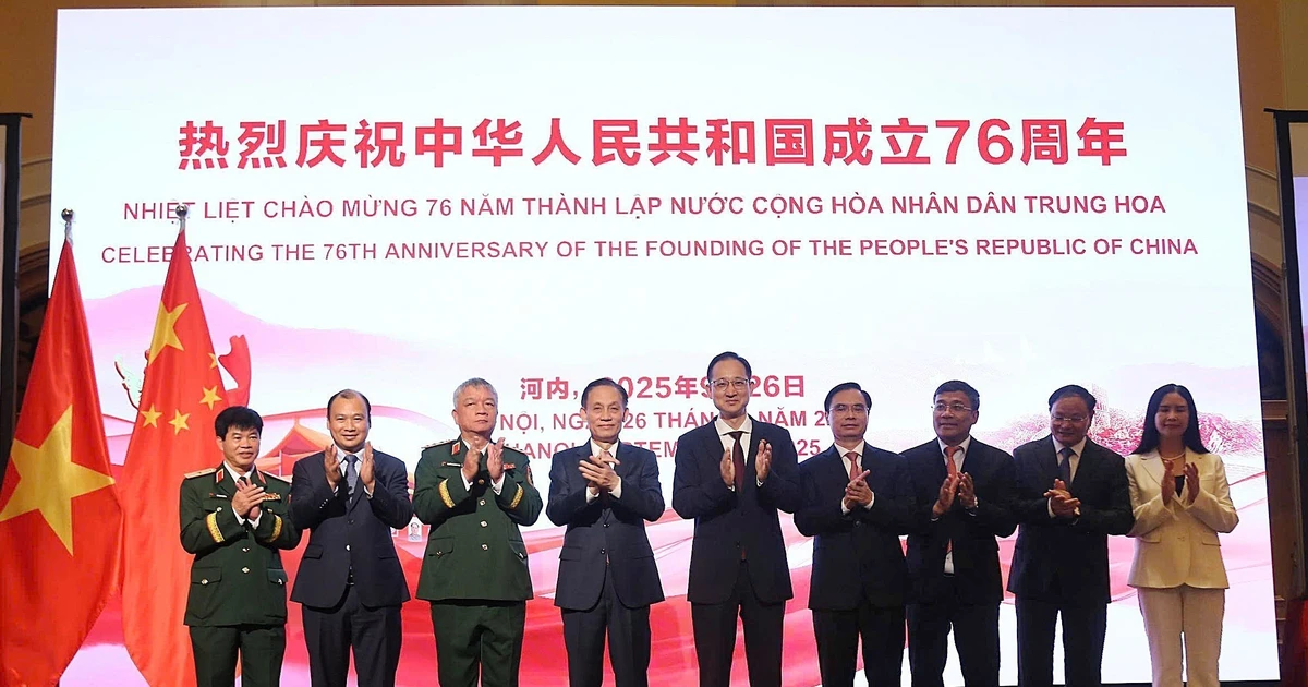 Banquet donné par l’ambassade de Chine au Vietnam, à l’occasion du 76e anniversaire de la Fête nationale de Chine ( 1er octobre 1949-1er octobre 2025). Photo : VNA. 