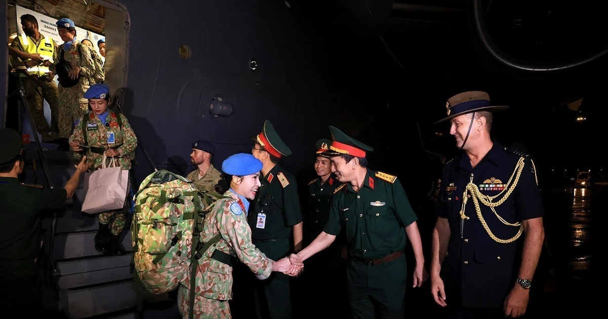 Les dirigeants du Département des opérations de maintien de la paix du Vietnam et de l'Académie de médecine militaire 103 félicitent le personnel de l’Hôpital de campagne de niveau 2 n°6 pour l'achèvement de sa mission internationale. Photo : VNA. 