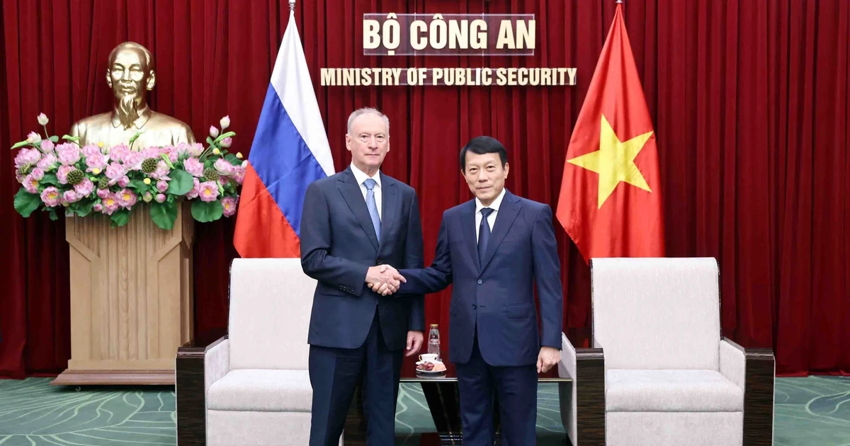 Le général Luong Tam Quang (droite) et Nikolaï Patrouchev, conseiller du président russe Vladimir Poutine et président du Conseil maritime de Russie. Photo : VNA. 