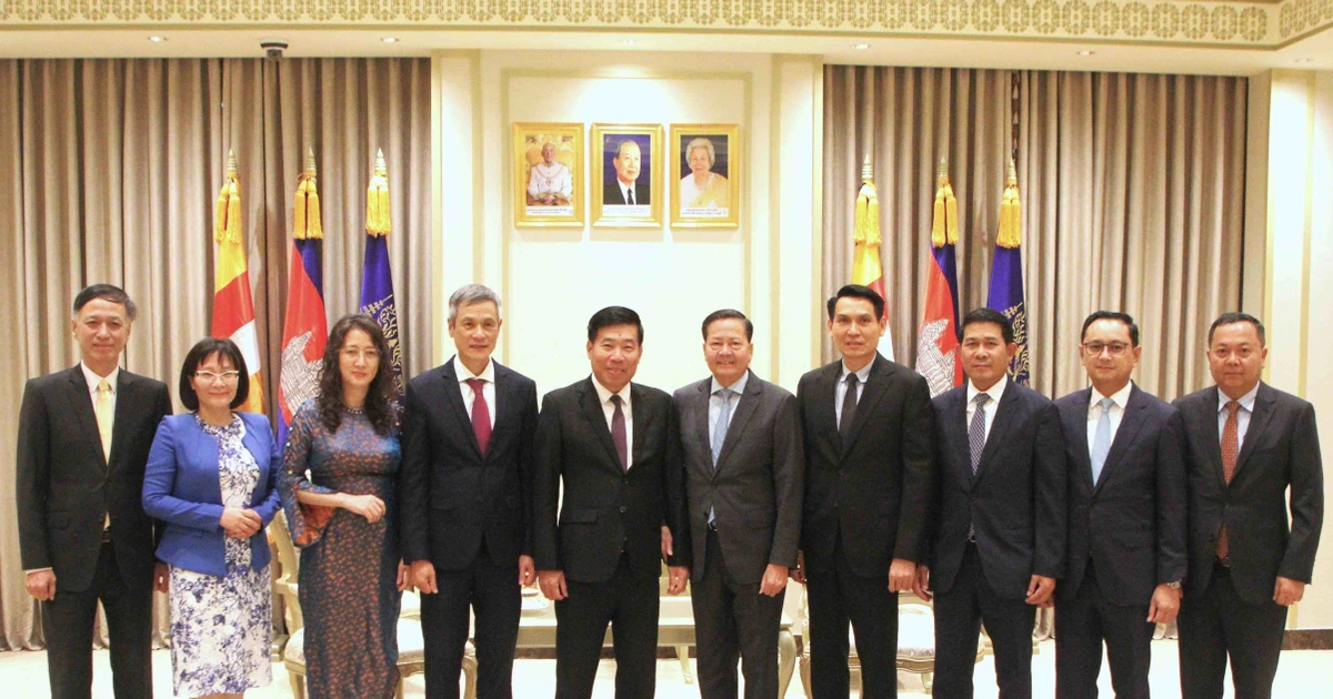 Le vice-ministre des Affaires étrangères, Nguyen Manh Cuong (5e à partir de la gauche) et le vice-Premier ministre cambodgien Neth Savoeun (6e) lors de leur rencontre à Phnom Penh. Photo : VNA. 
