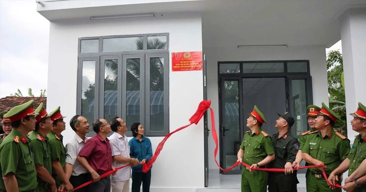 Inauguration d'une maison contruite dans le cadre de la campagne Quang Trung. Photo: VNA