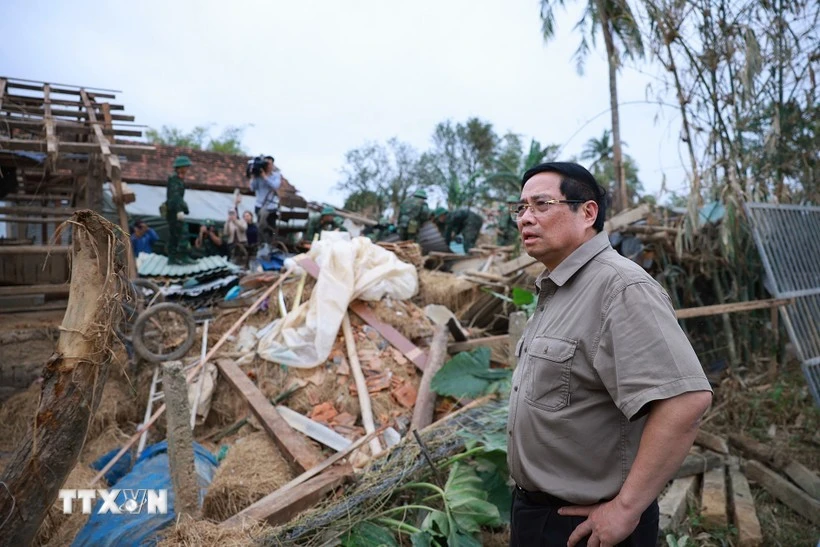 Le Premier ministre Pham Minh Chinh visite une maison complètement effondrée par les inondations dans le village de Phu Huu, commune de Hoa Thinh, province de Dak Lak. Photo : VNA 