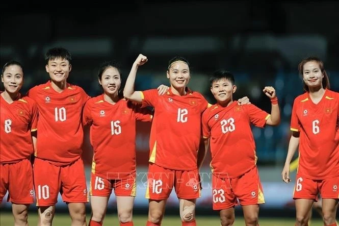 La joie des joueuses vietnamiennes après le premier but inscrit par Hai Yen (troisième en partant de la droite) à la 4e minute du match. Photo : VNA.