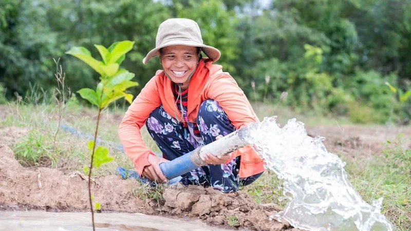Accès à l'eau potable pour les habitants de Vinh Long touchés par le changement climatique