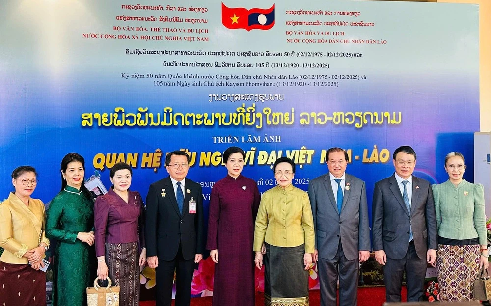 Dans le cadre de la visite d’État au Laos du Secrétaire général To Lam, Mme Ngo Phuong Ly, épouse du dirigeant vietnamien, et Mme Naly Sisoulith, épouse du Secrétaire général et Président lao Thongloun Sisoulith, ont présidé le 2 décembre à Vientiane la cérémonie d’ouverture de la Semaine du cinéma vietnamien au Laos ainsi que de l’exposition photographique « Grande amitié Vietnam–Laos ». Photo : VNA. 