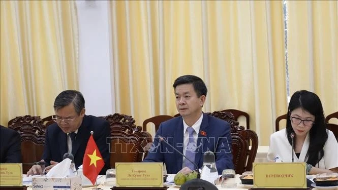 Le secrétaire du Comité municipal du Parti, Lê Quang Tung lors de la rencontre. Photo : VNA 