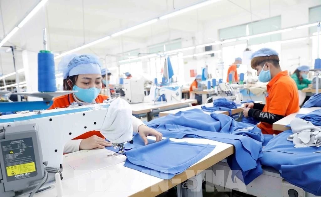 À l’horizon 2030, le secteur vietnamien du textile-habillement vise un chiffre d’affaires à l’exportation de 64,5 milliards de dollars, avec un taux de croissance annuel moyen de 6,5 à 7 %. Photo : VNA.