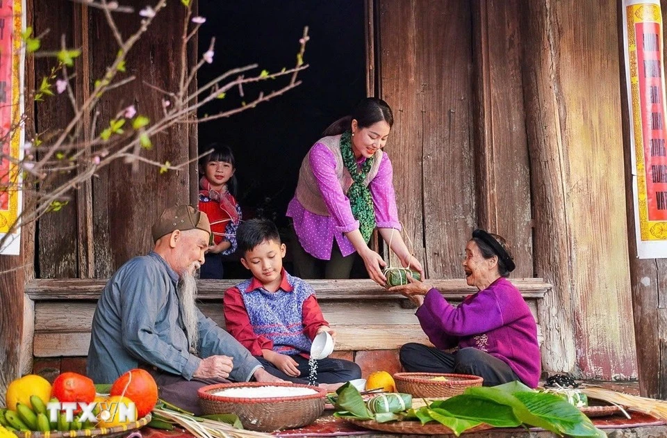Pour les Vietnamiens, le Nouvel An lunaire est l’occasion pour les membres de la famille de se réunir et de se retrouver ensemble. Photo : VNA. 