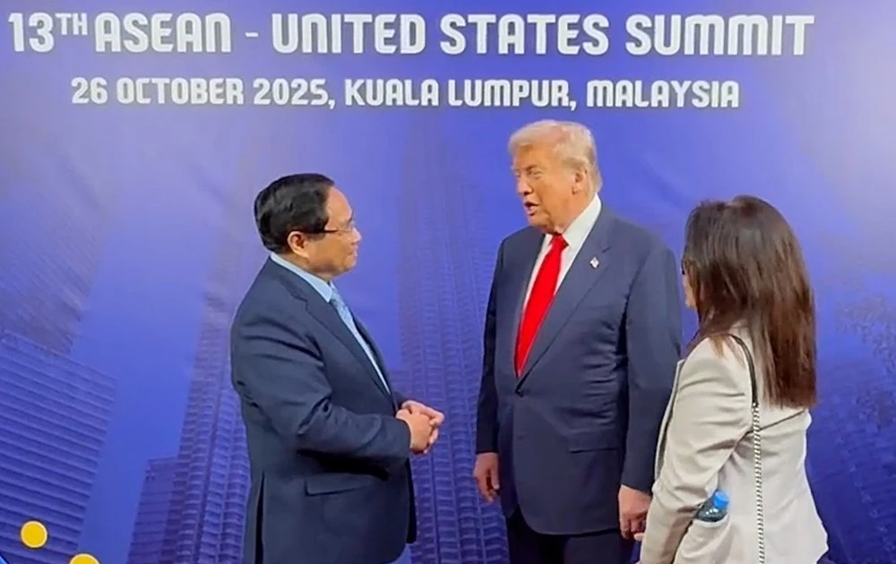 Le Premier ministre vietnamien Pham Minh Chinh (à gauche) et le président des États-Unis, Donald Trump. Photo : VNA.