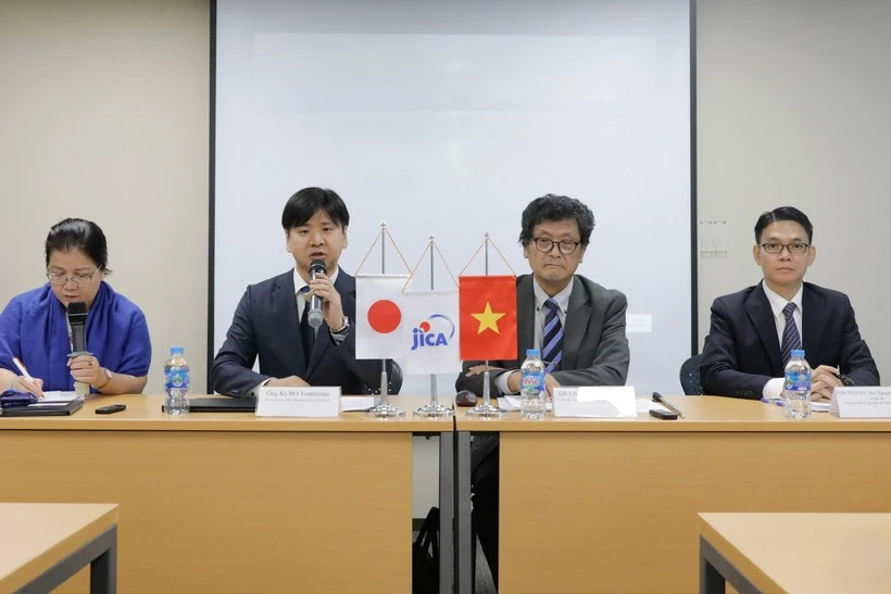 Conférence de presse présentant la technologie des semi-conducteurs japonais et la coopération entre le Vietnam et le Japon dans ce domaine. Photo : JICA.