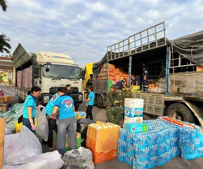 Dans l’après-midi du 22 novembre, la province de Quang Ninh a acheminé en urgence près de 45 tonnes de marchandises et de produits de première nécessité (d’une valeur de plus de 2 milliards de dôngs) directement vers les zones inondées de la province de Lam Dong. Photo : VNA. 
