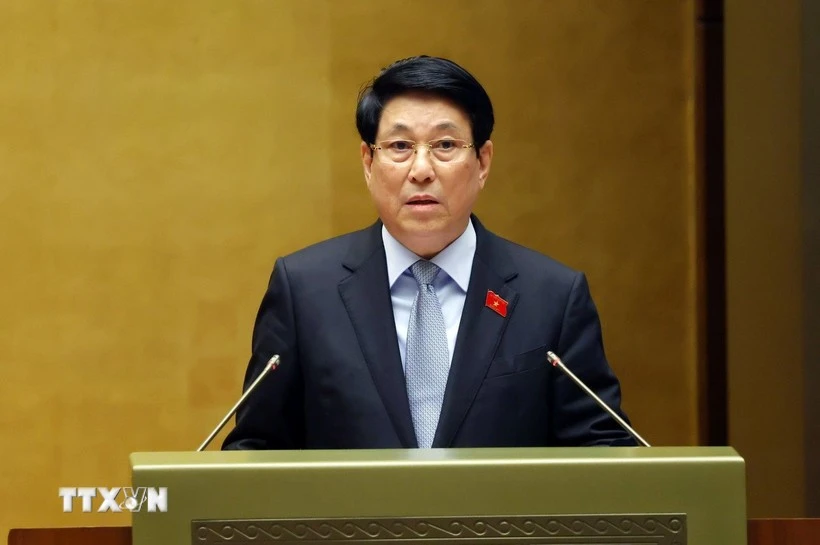 Le président Luong Cuong présente le rapport de synthèse sur les activités présidentielles au cours du mandat 2021-2026. Photo : VNA.