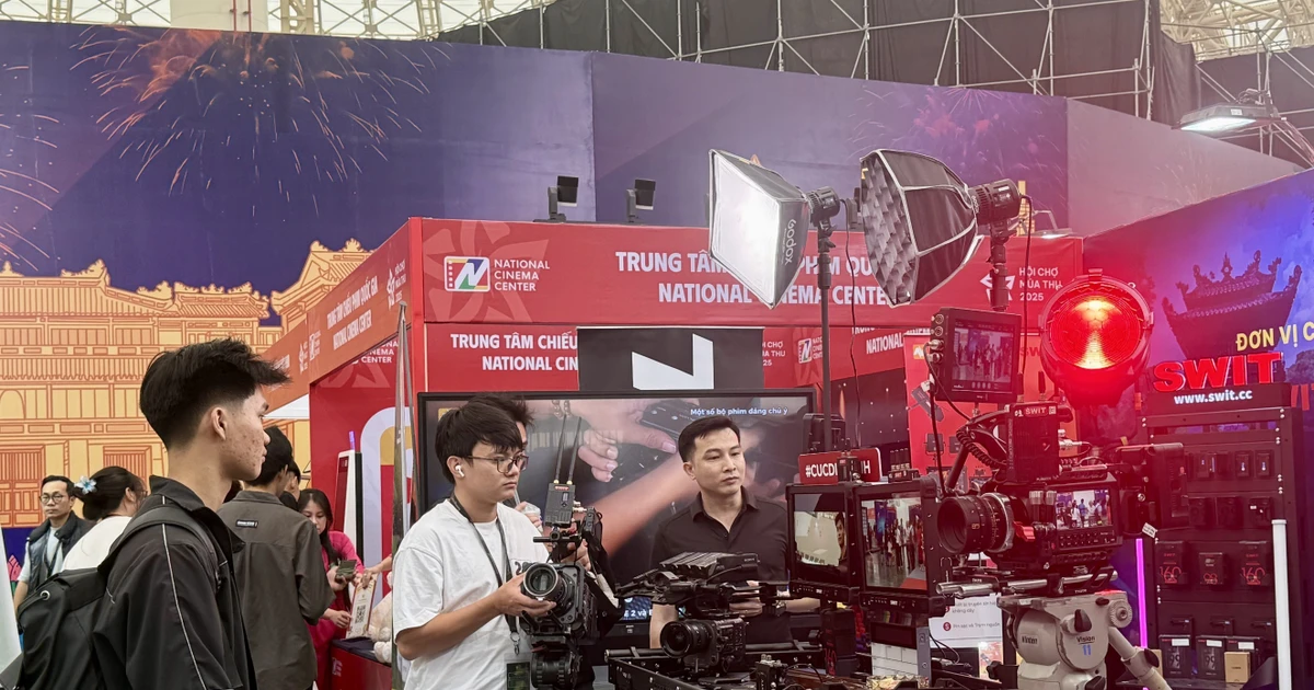 Des visiteurs découvrent des technologies innovantes du cinéma lors de la Foire. Photo : VNA